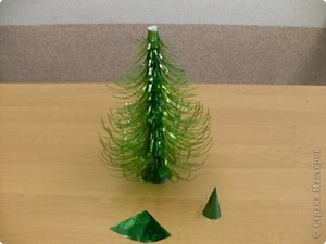  Создание пластиковой елки из бутылки