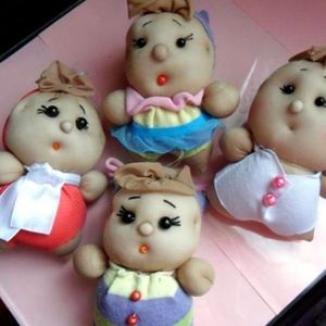 Как можно оформить куклу. сделанную из колготок